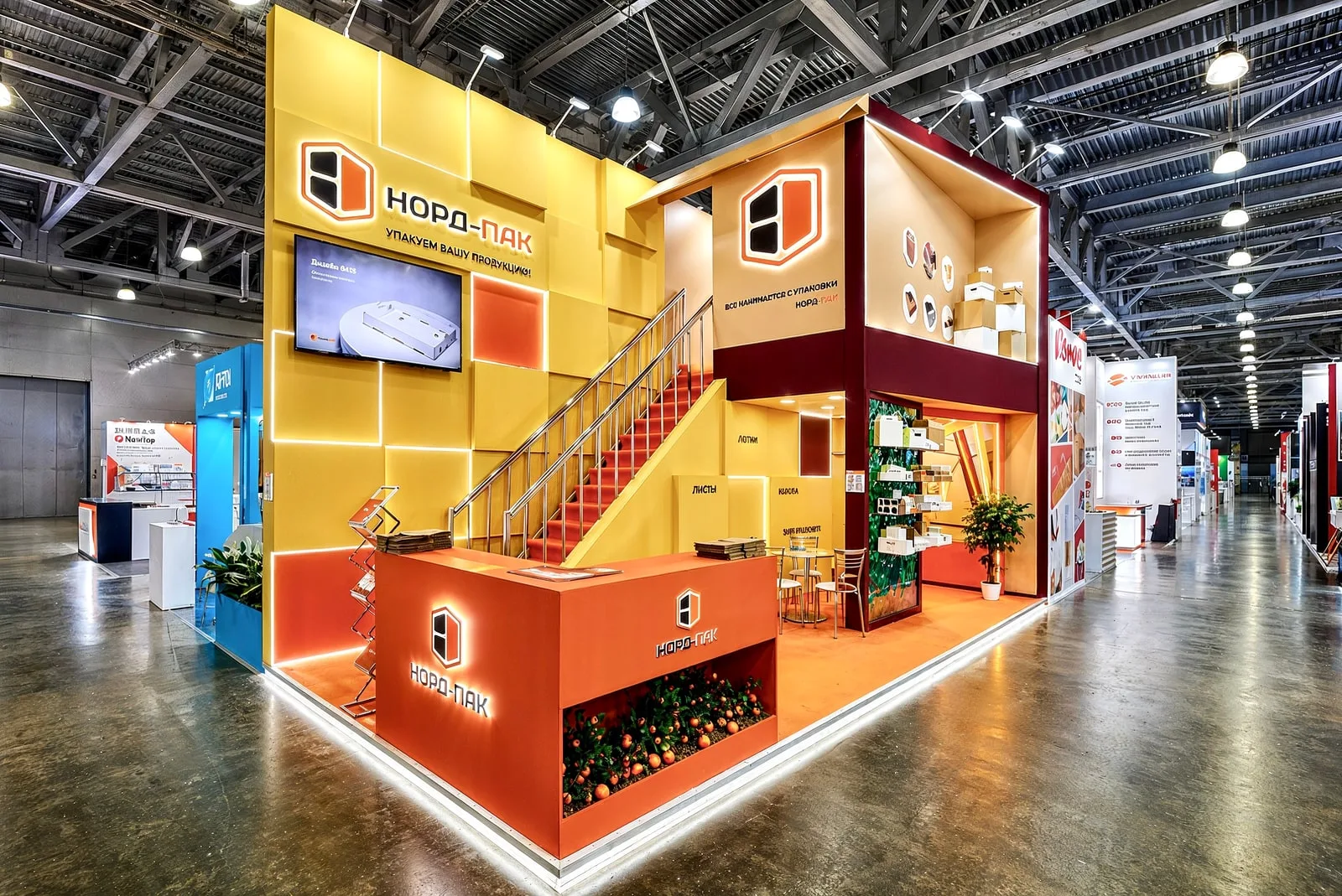 Выставочный стенд impress The Decor Company с деревянными панелями и лаунж-зоной — кадр 3
