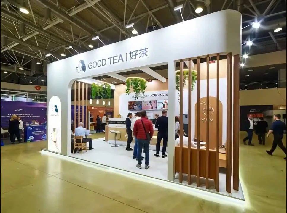 Выставочный стенд impress The Decor Company с деревянными панелями и лаунж-зоной — кадр 4