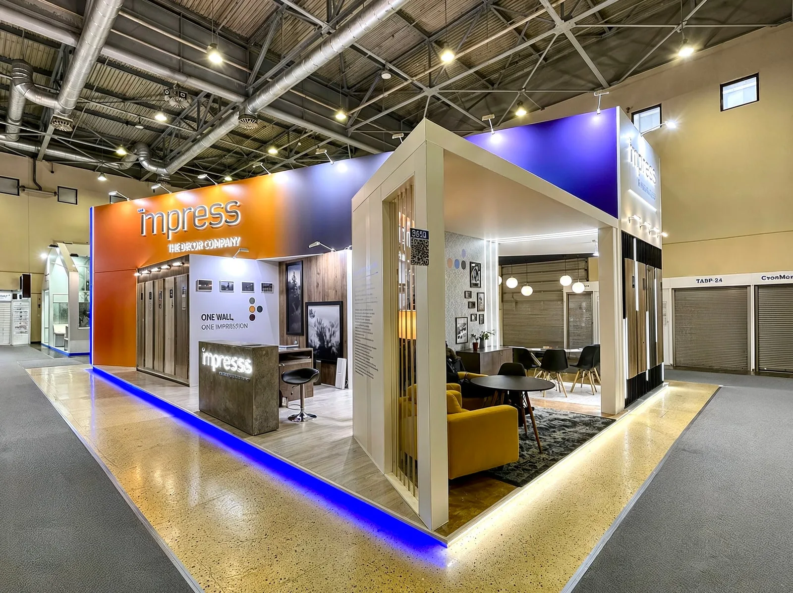 Выставочный стенд группы агропредприятий Ресурс с холодильными витринами и зелёной стеной — кадр 3